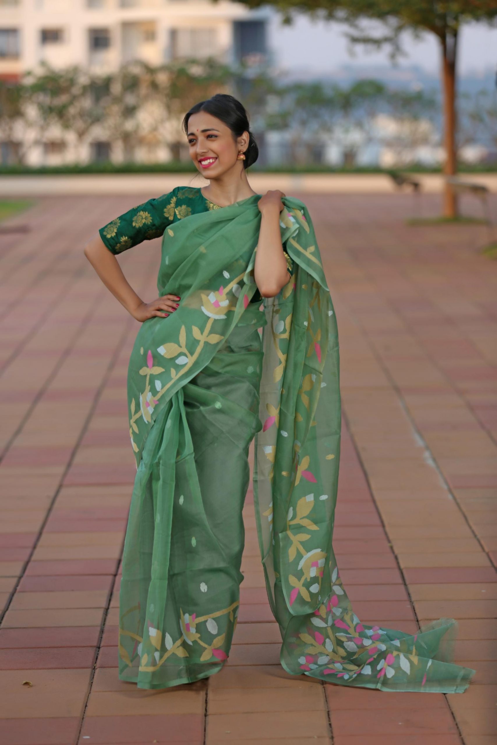 Banarasee Handwoven Silk Cotton Jamdani Saree With Resham & Zari Desig